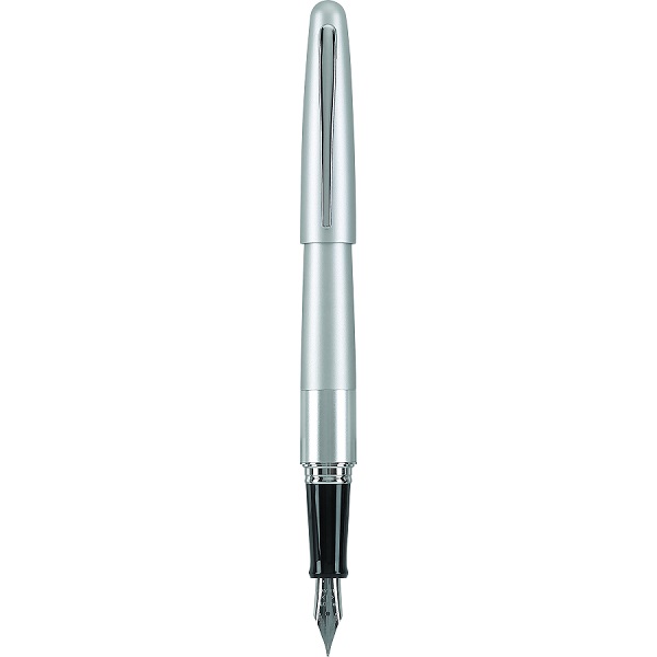 Pluma fuente Metropolitan MR, tinta líquida color negro, cuerpo plateado acento de clásico, punto mediano, estuche con 1 pluma y 1 cartucho